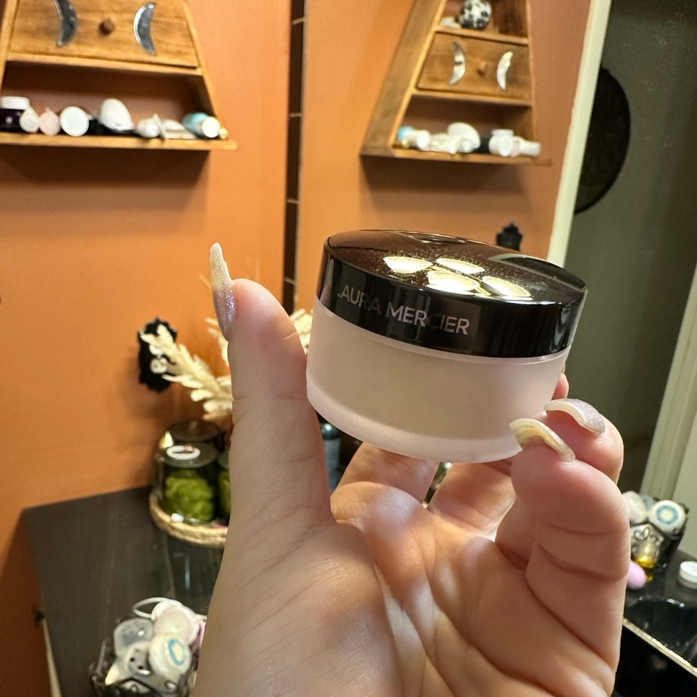 Laura Mercier Translucent Loose Setting Powder in shade Translucent Honey